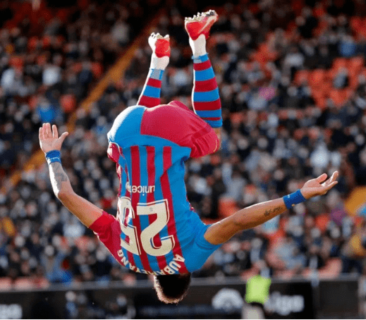 那不勒斯轻取巴黎，德容完成帽子戏法的简单介绍