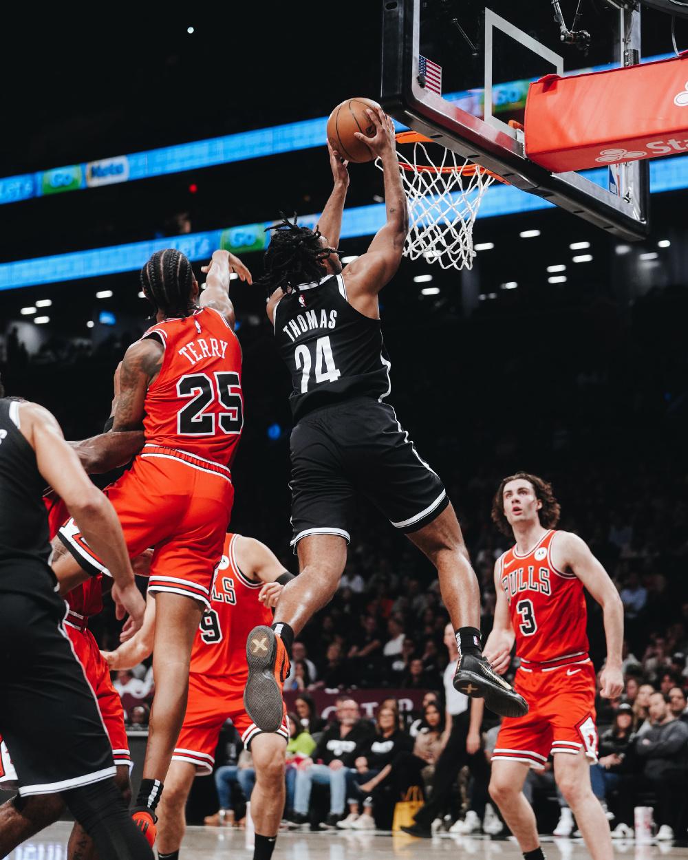 菲律宾男篮险胜公牛,西蒙斯送出助攻 菲律宾男篮险胜公牛,西蒙斯送出助攻