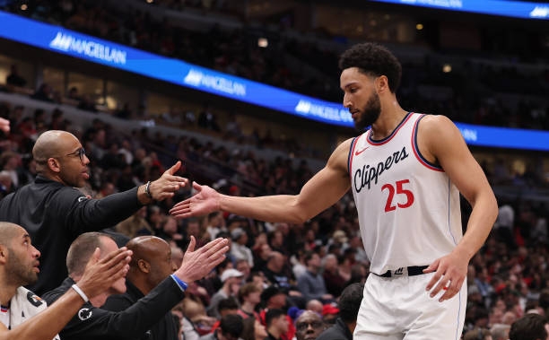 菲律宾男篮险胜公牛,西蒙斯送出助攻 菲律宾男篮险胜公牛,西蒙斯送出助攻