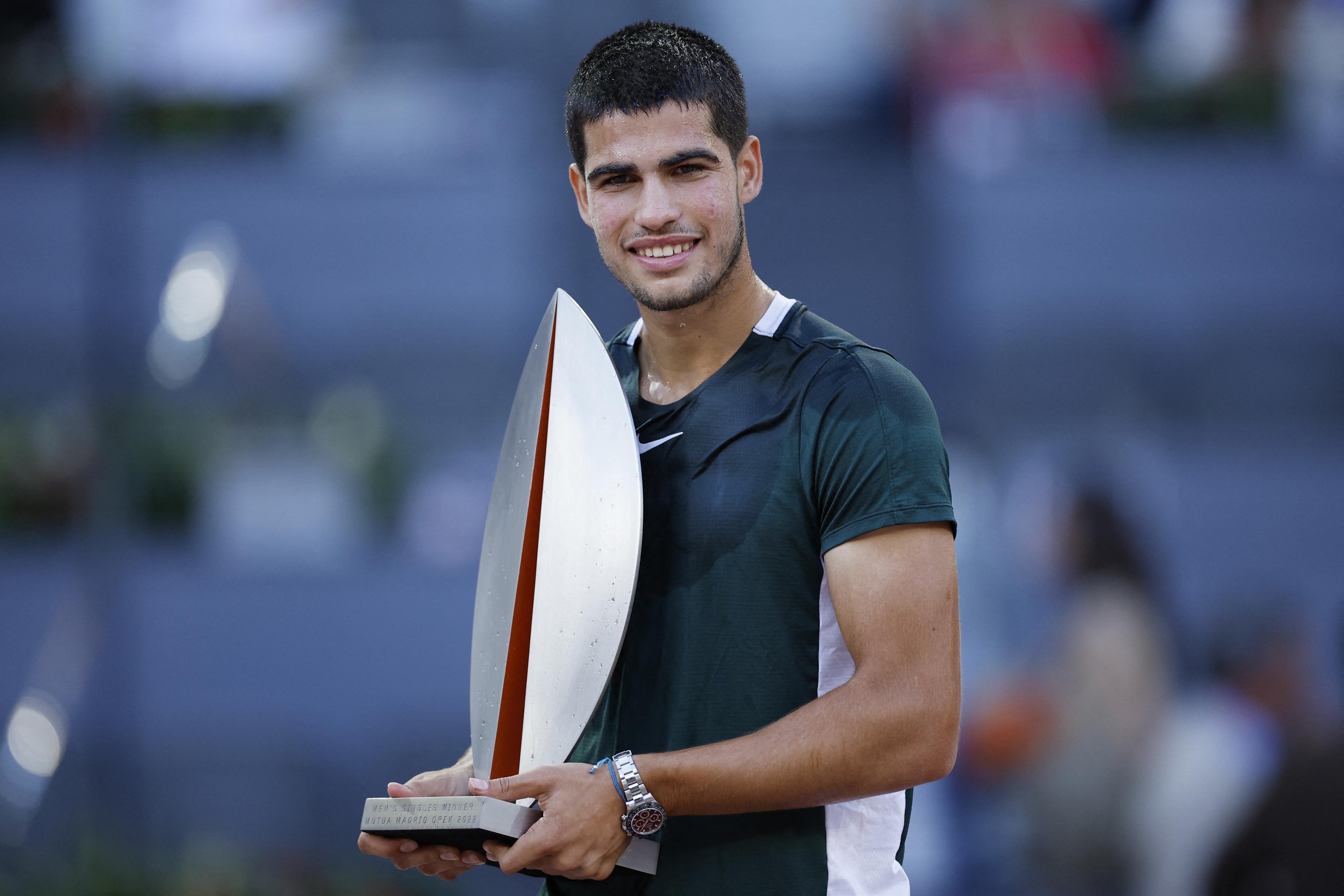 包含世界网球队逆转英国网球队，阿尔卡拉斯惊艳世界的词条