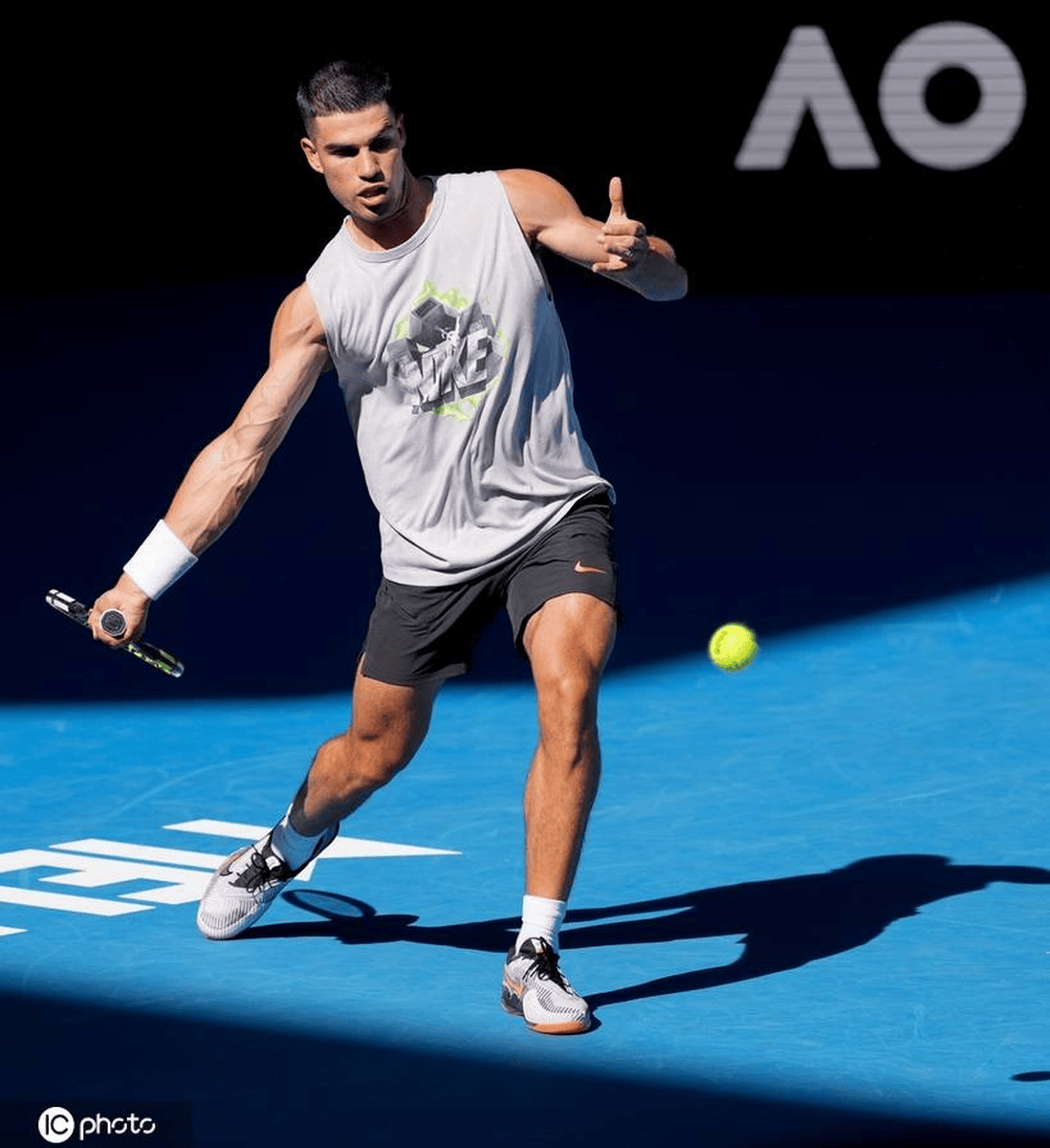 包含澳大利亚网球队力克日本网球队，阿尔卡拉斯惊艳世界的词条