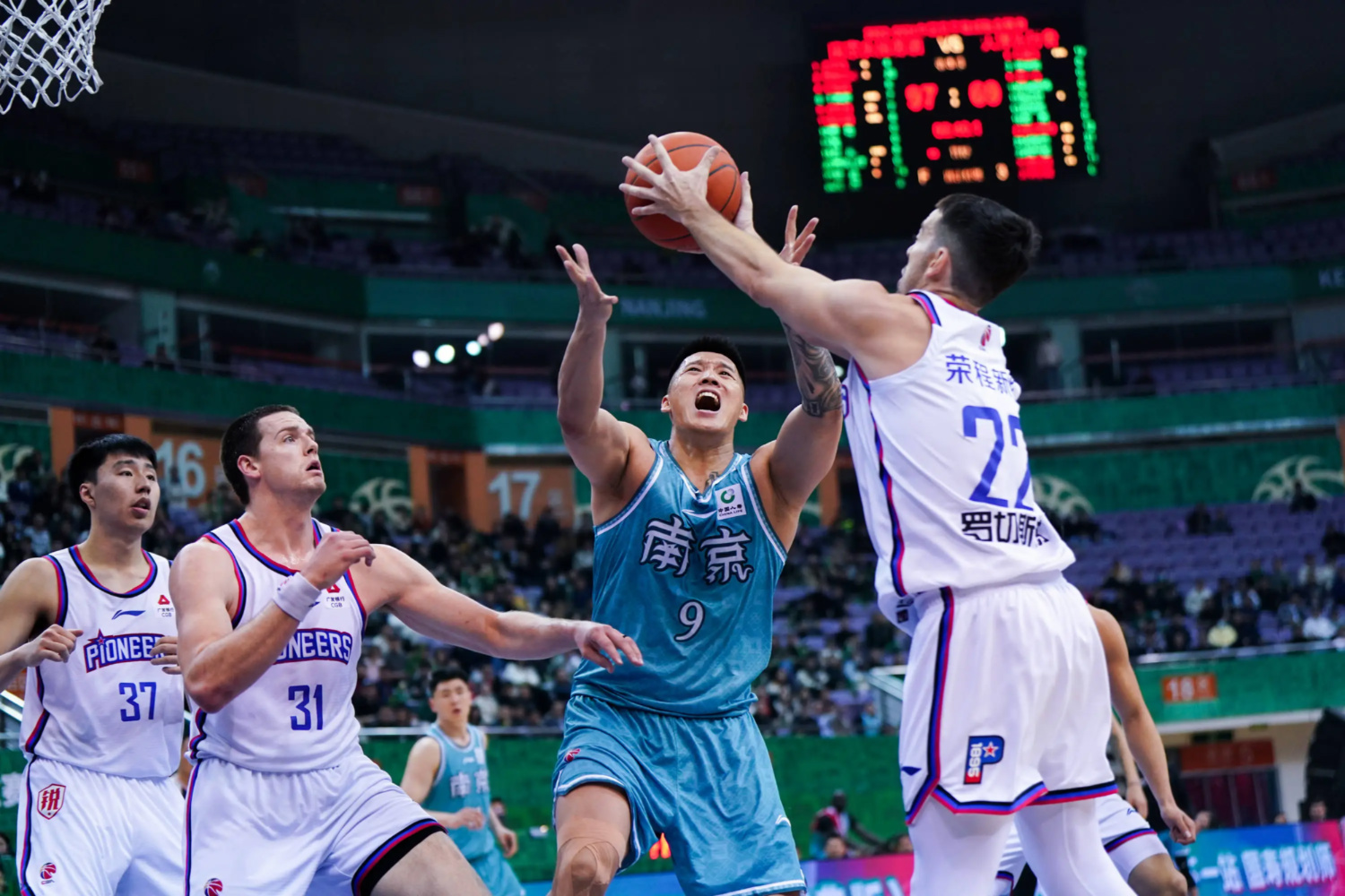 天津球队成功击败对手，全队庆祝胜利