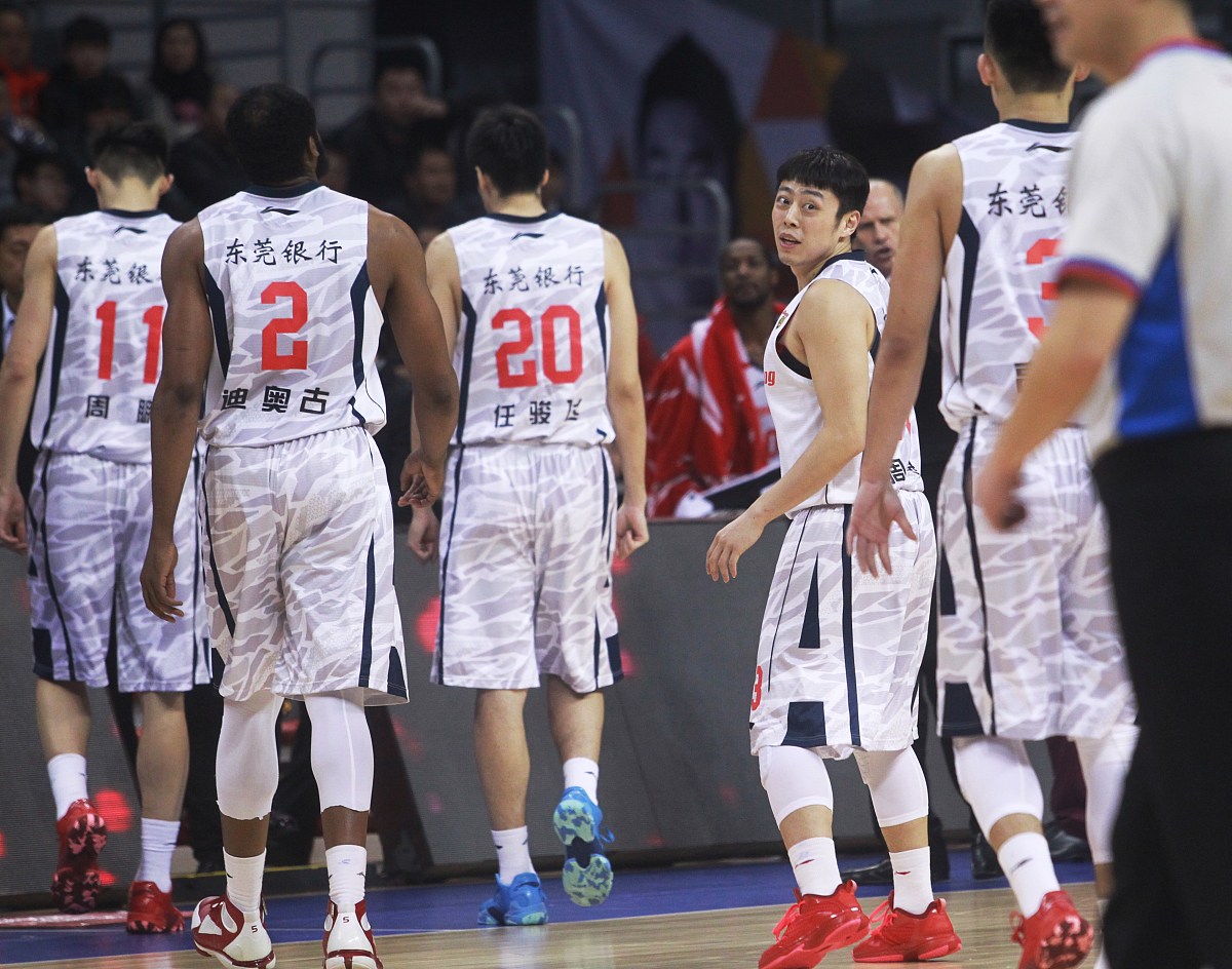 热门球队在本场比赛中展示出色实力