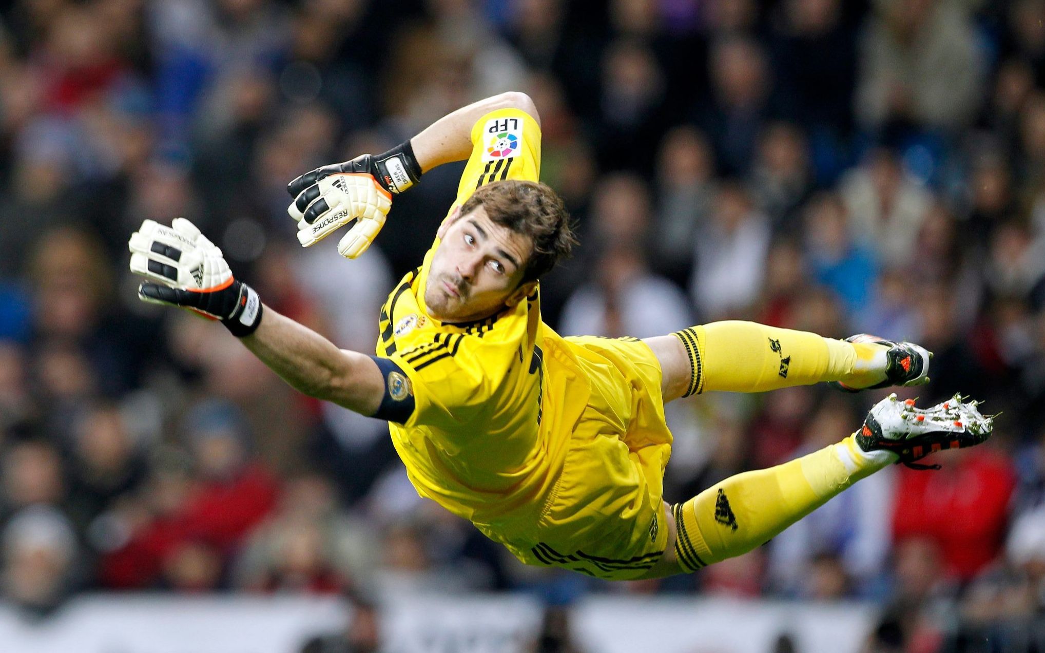 守门员神勇扑救,关键时刻保住球门 守门员神勇扑救,关键时刻保住球门