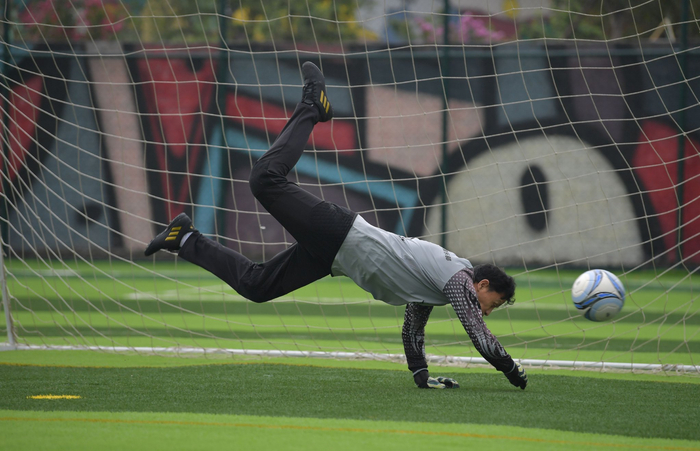 守门员神勇扑救,关键时刻保住球门 守门员神勇扑救,关键时刻保住球门