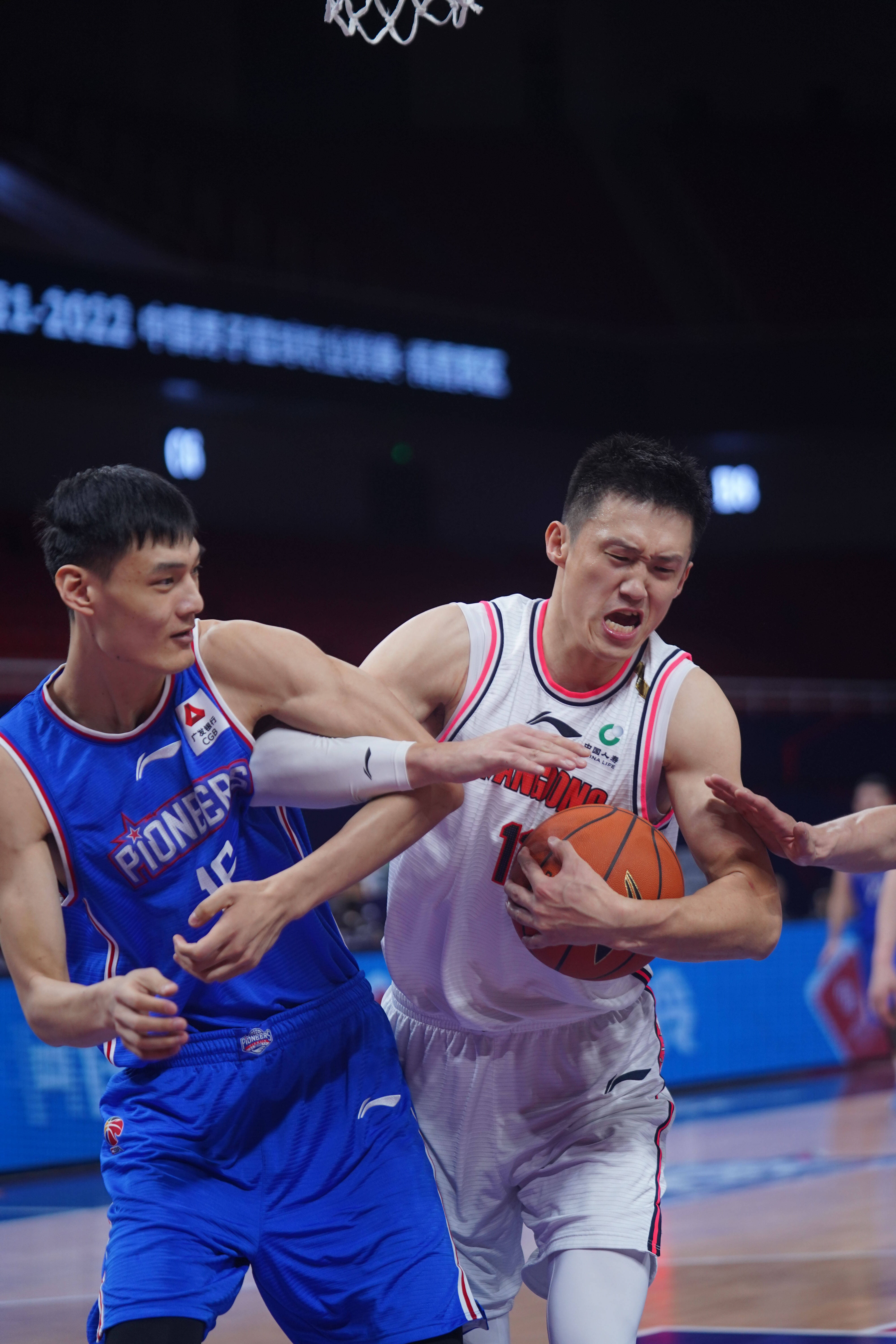 球迷青睐篮球比赛，CBA联赛蓬勃发展