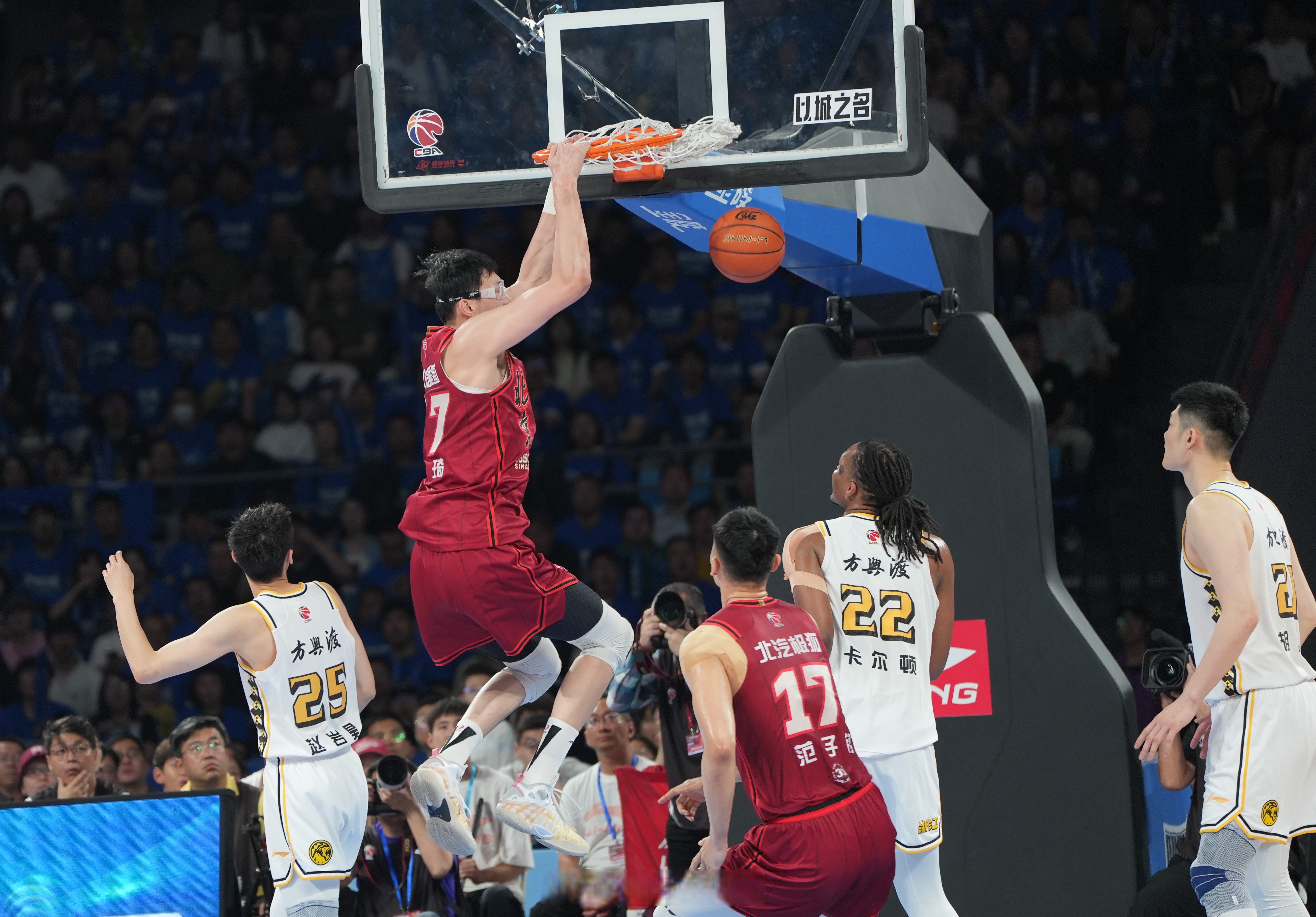 球迷青睐篮球比赛，CBA联赛蓬勃发展