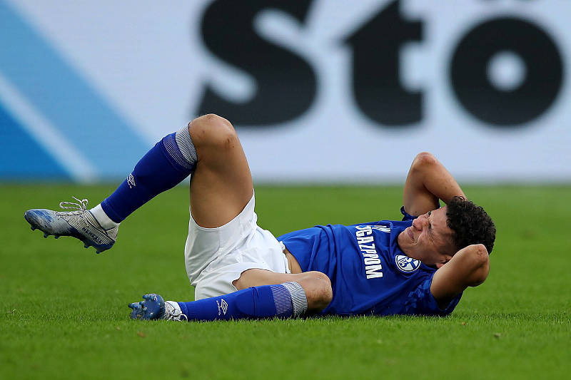 沙尔克客场惨败，球队遭遇挑战