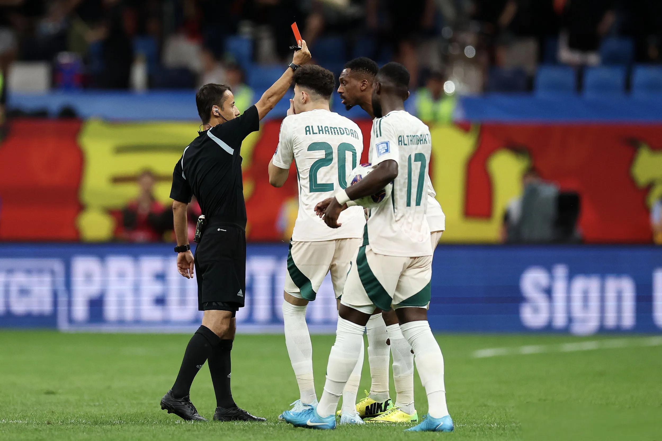 沙尔克客场惨败，球队遭遇挑战