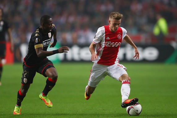 阿贾克斯继续保持不败,豪取十连胜 阿贾克斯继续保持不败,豪取十连胜