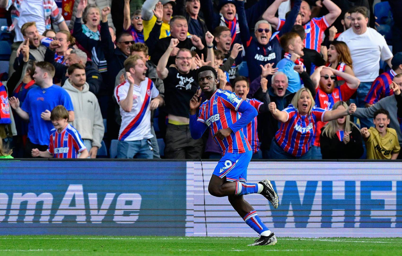 包含水晶宫赢得胜利，球队逐渐调整状态的词条