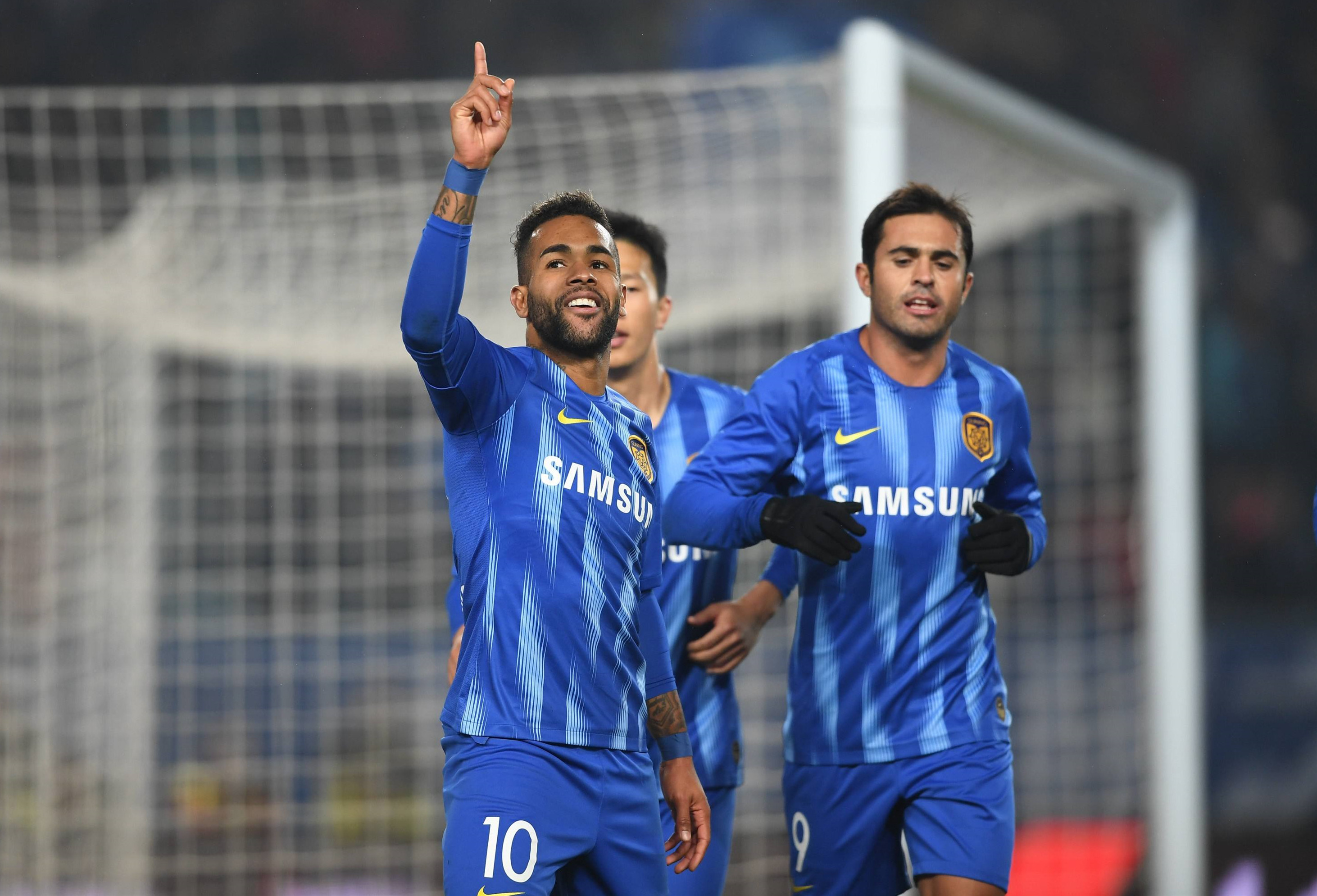 上港稳固攻守平衡，多点开花领跑积分榜的简单介绍