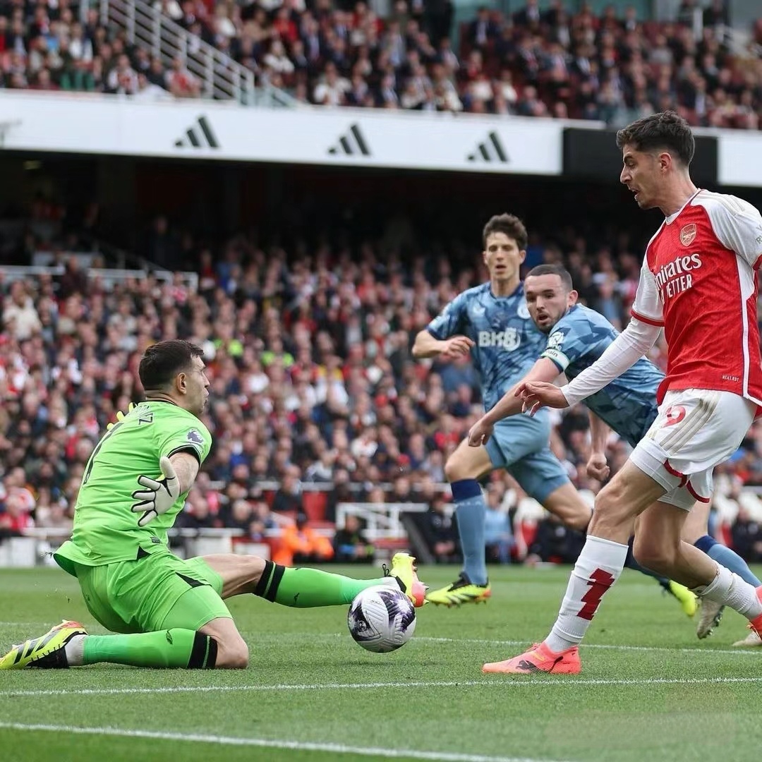 英超联赛中球队踢出进攻足球，赢得掌声