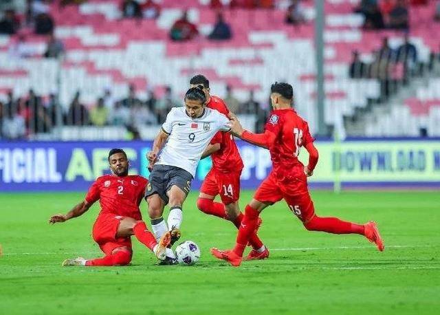 英超联赛中球队踢出进攻足球，赢得掌声