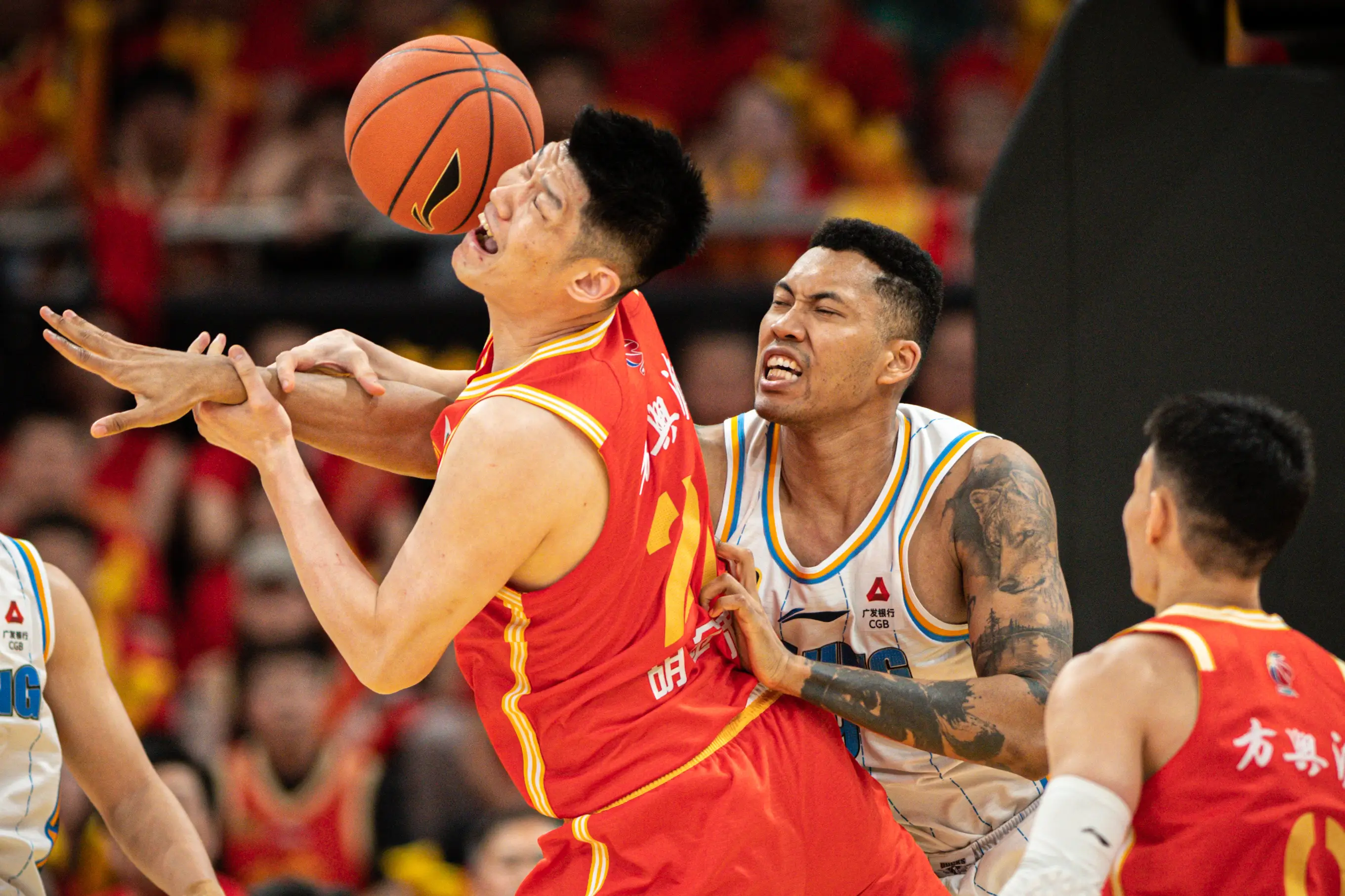 两队展现实力，球场上悬念此起彼伏