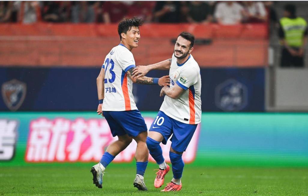 两队展现实力，球场上悬念此起彼伏