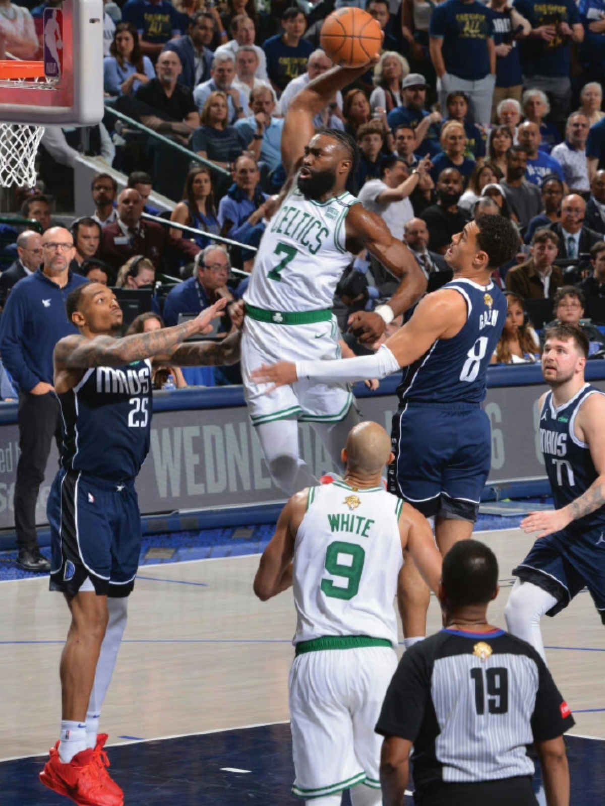 凯尔特人击败湖人,比赛过程悬念迭起,惊险刺激 凯尔特人击败湖人,比赛过程悬念迭起,惊险刺激