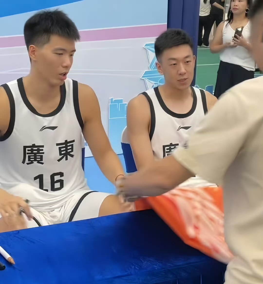 广东宏远队在比赛中处于一轮激烈的角逐局面 广东宏远队在比赛中处于一轮激烈的角逐局面