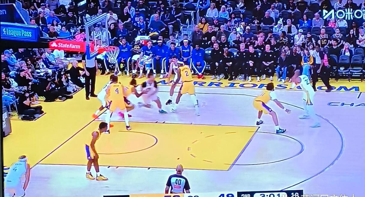 勇士在主场以大比分战胜湖人的简单介绍