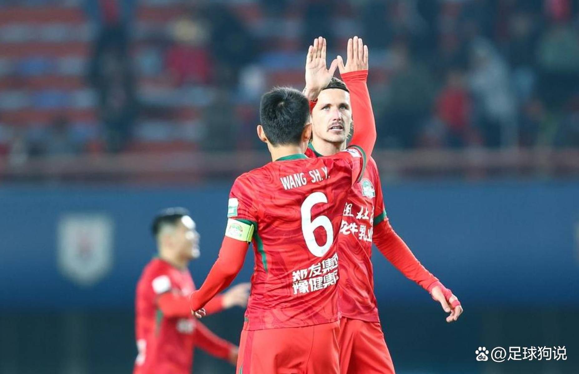 阿贾克斯实现双杀,豪取进球 阿贾克斯实现双杀,豪取进球