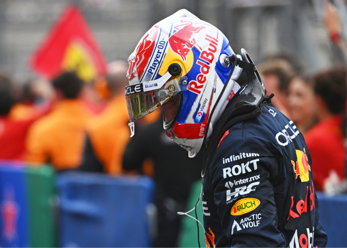 关于阿斯顿马丁翻盘红牛车队，塞恩斯带队取胜的信息