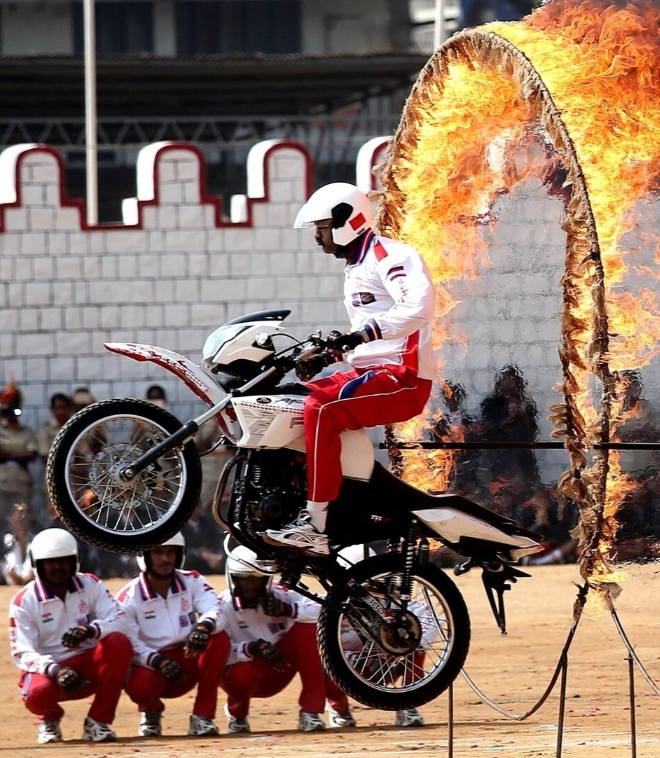 包含法拉利轻取威廉姆斯，阿隆索点燃赛场的词条