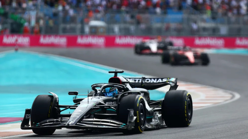 红牛车队碾压阿斯顿马丁，拉塞尔带队取胜的简单介绍