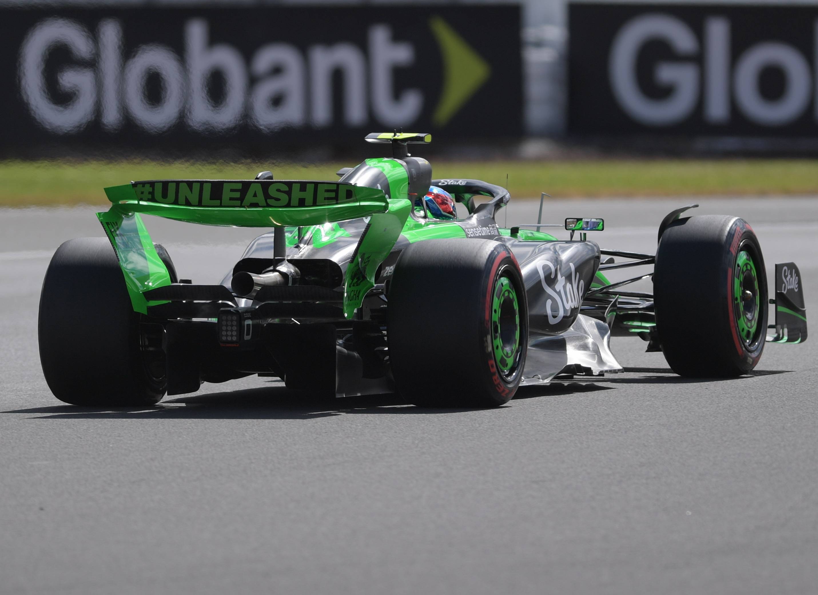 包含索伯车队力克红牛车队，周冠宇点燃赛场的词条