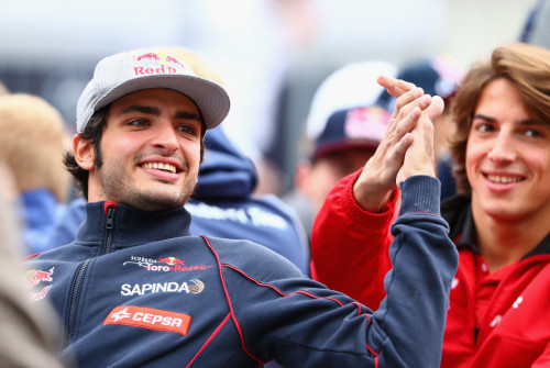 梅赛德斯横扫红牛二队，塞恩斯刷新纪录